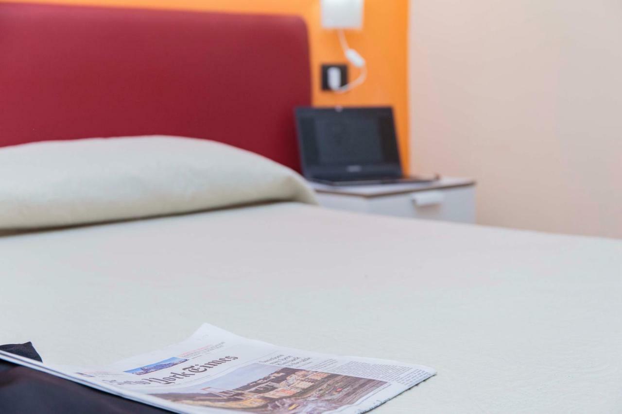 Palazzo Carafa Della Spina Room And Apartment Nápoly Kültér fotó