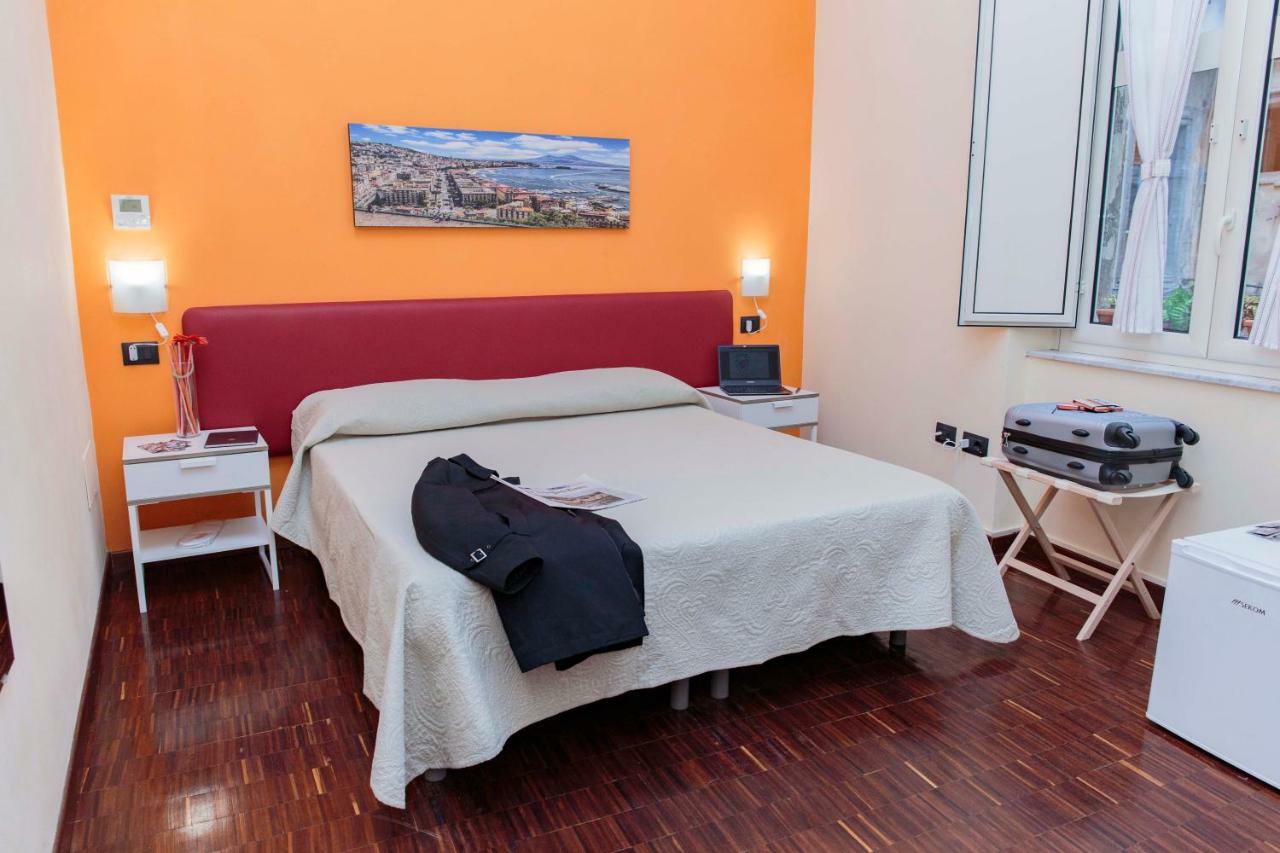 Palazzo Carafa Della Spina Room And Apartment Nápoly Kültér fotó