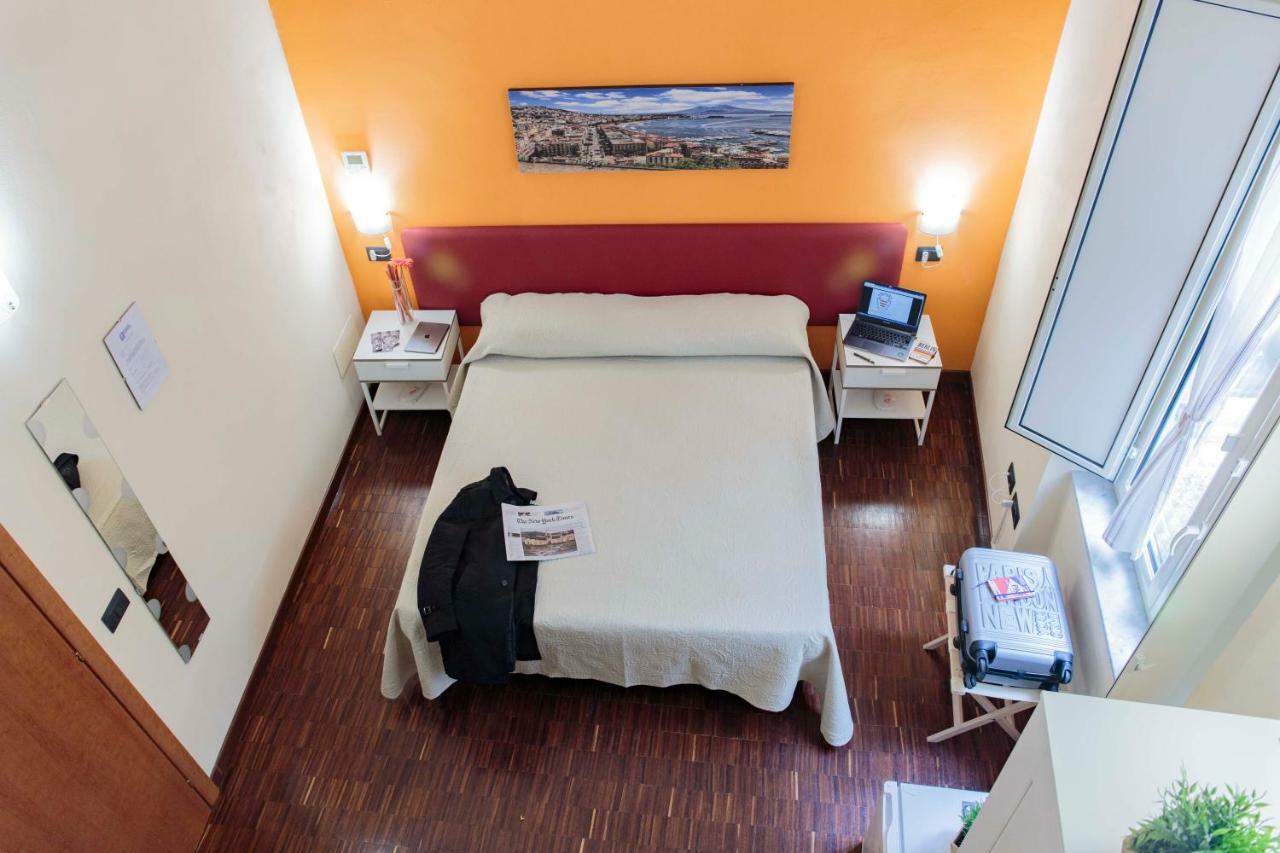 Palazzo Carafa Della Spina Room And Apartment Nápoly Kültér fotó