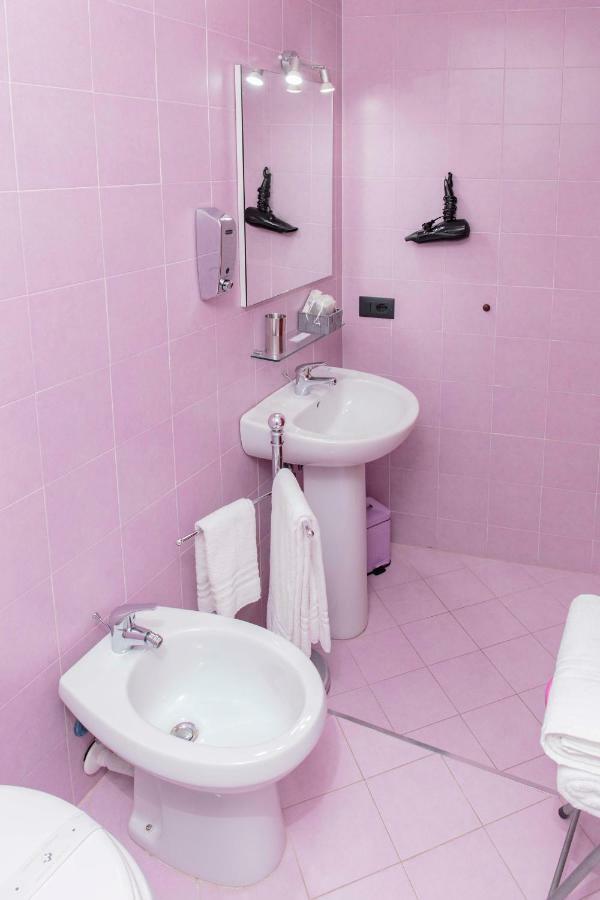 Palazzo Carafa Della Spina Room And Apartment Nápoly Kültér fotó