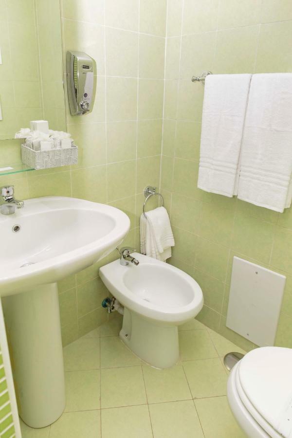 Palazzo Carafa Della Spina Room And Apartment Nápoly Kültér fotó